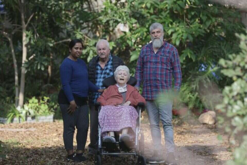 בני המשפחה והמטפלת. מימין: הבן איתי, רחל, הבעל שמואל והמטפלת סביטהה , ללא