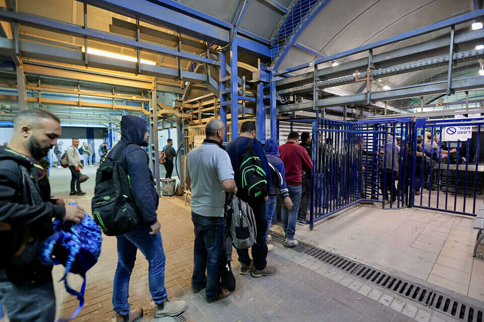 עובדים פלשתינים עוברים במעבר תרכומיא , אורן כהן/ארכיון