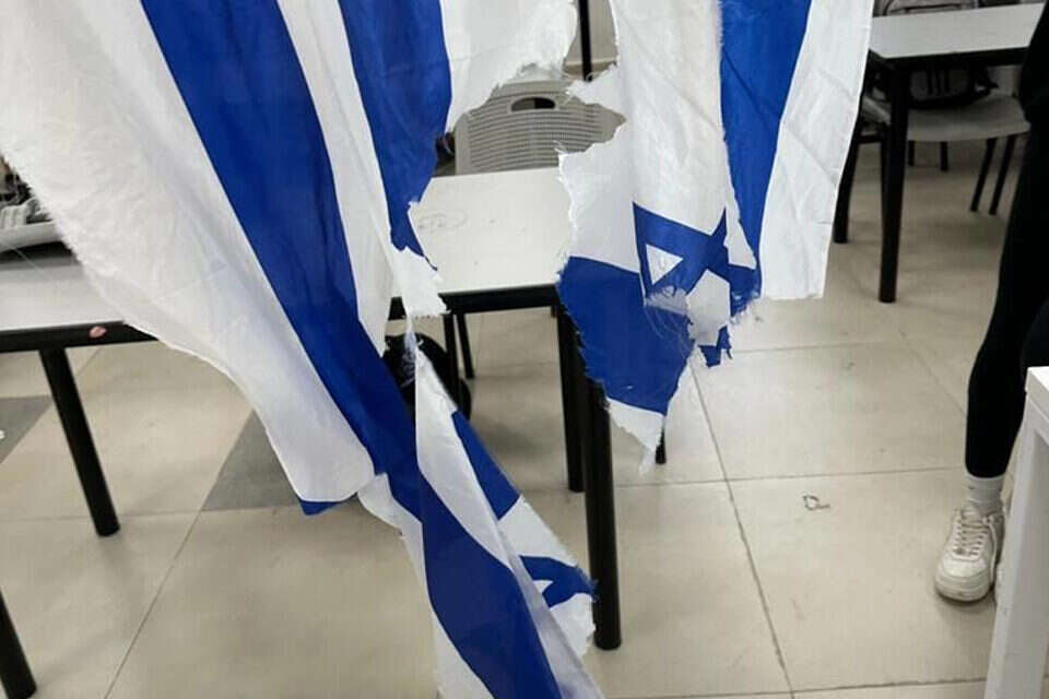 דגל ישראל קרוע שנמצא בבית הספר במיתר , ללא קרדיט