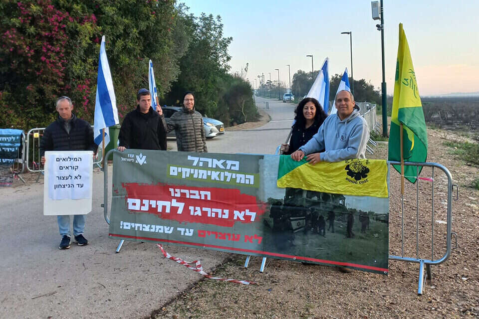 המפגינים מול ביתו של גלנט , ללא קרדיט