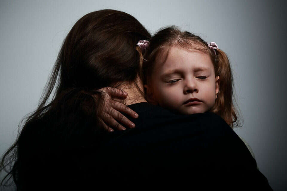 חיבוק והקשבה זה מה שכולנו צריכים , GettyImages
