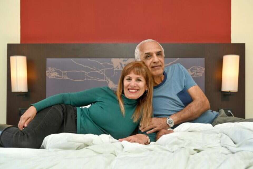 תיקי (69), מורה מחליפה בבית ספר לחינוך מיוחד, רכזת בגרויות ורכזת מבחנים במכללות; עדי (71), גמלאי של הביטוח הלאומי , אפרת אשל