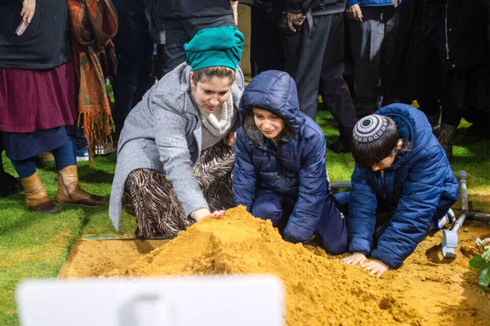 גלית וילדיה בהלוויתו של אלקנה ז"ל , אורן בן חקון