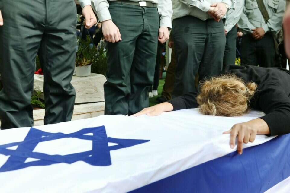 אמו של איליי לוי בוכה על קברו בהלוויה , גדעון מרקוביץ'