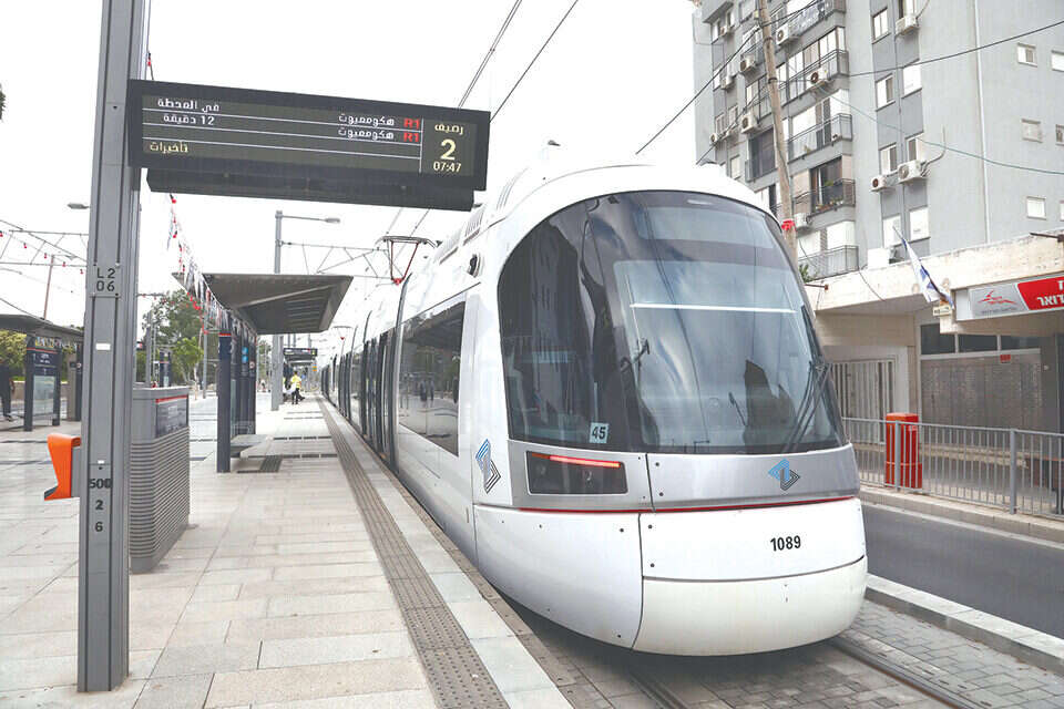 נסיעה באוטובוס בשישה שקלים, רכבת קלה בשמונה: התחבורה הציבורית מתייקרת ...