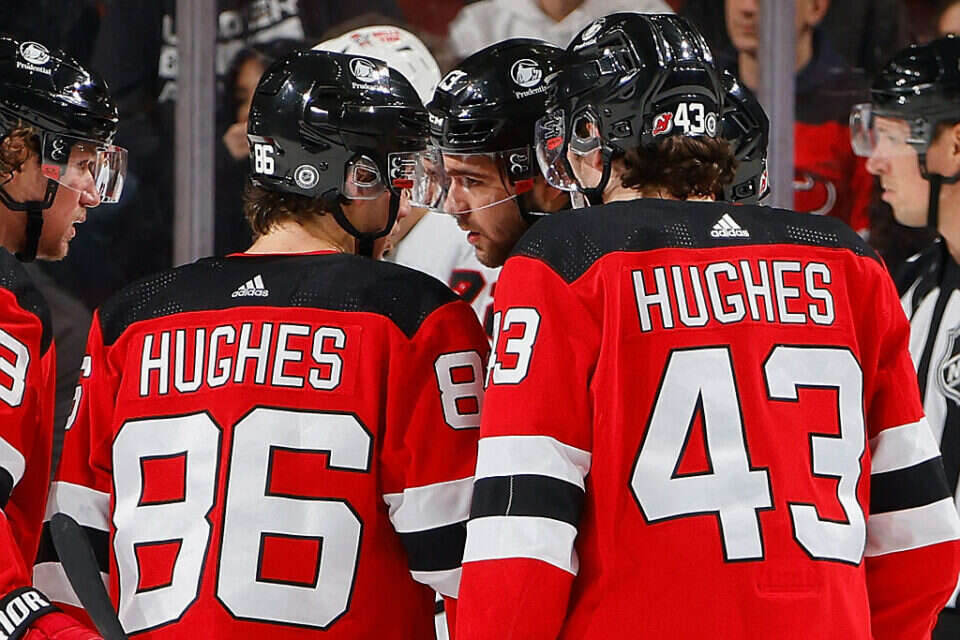 האחים יוז במשחק NHL , AFP