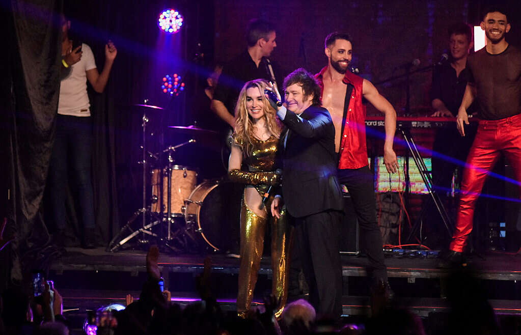 Javier Miley et Fatima Flores sur scène,