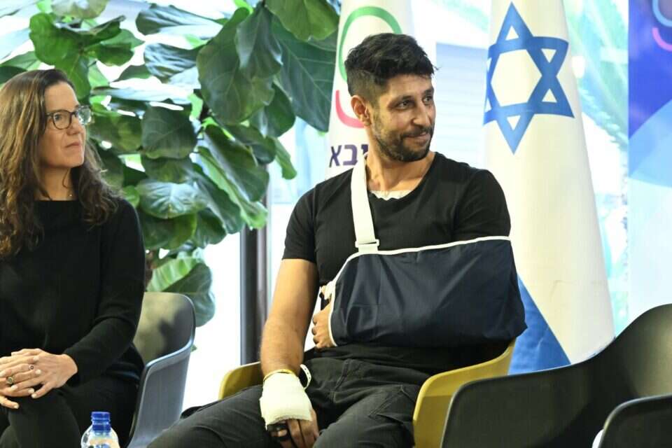 עידן עמדי במסיבת העיתונאים לקראת שחרורו מבית החולים באשפוז הראשון (ארכיון) , יוסי זליגר