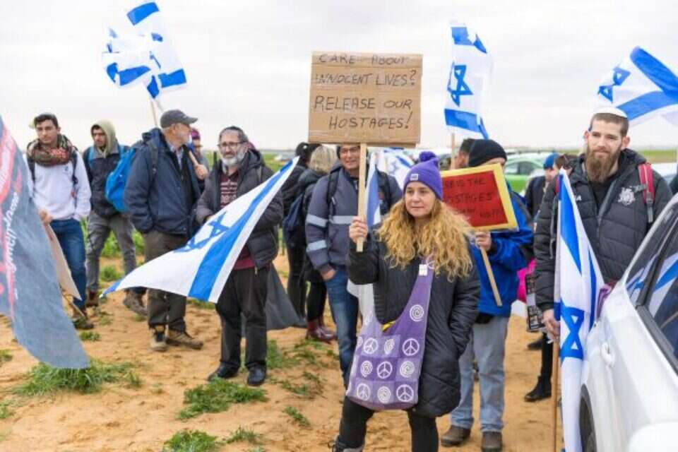 המפגינים מול המעבר. "מצער מאוד שהתקבלה החלטה לטובת הגנה על שיירות לחמאס" , לירון מולדובן