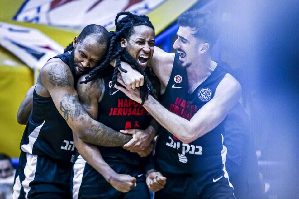 ספידי סמית'. איש של מאני טיים , FIBA
