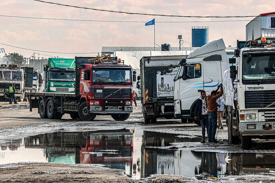 משאיות סיוע במעבר כרם שלום , אי.אף.פי