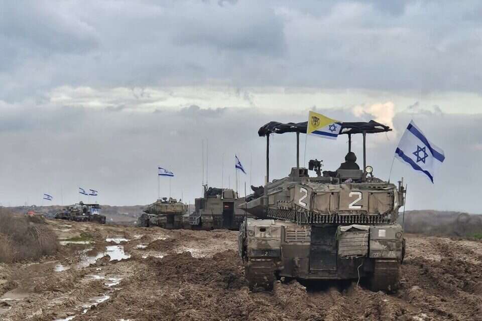 המג"ד טיפס לקומה העליונה של בית ממש גבוה בחאן יונס, כדי להתקשר לבקש ממני לעזור בארגון ערב לגדוד שלו. לוחמי גדוד 7016 על הטנקים , מהאלבום הפרטי