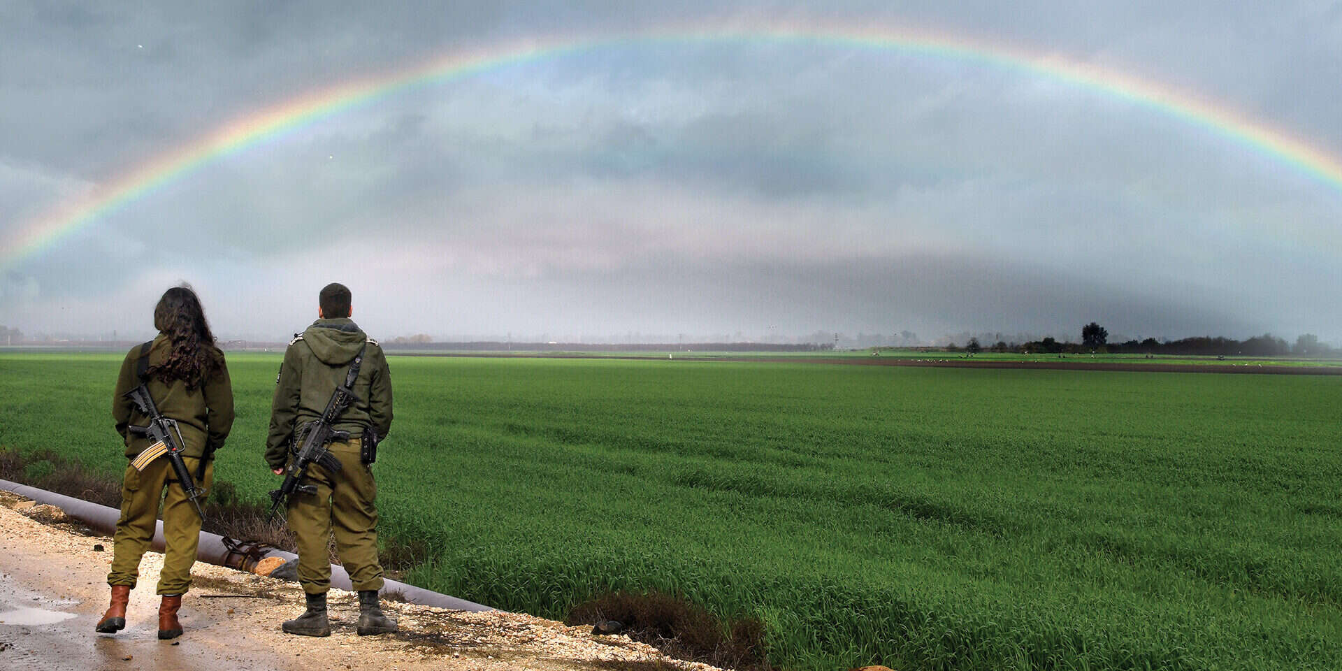 חיילים באגמון החולה. בין היחידים שנהנים מהשמורה בתקופה הכי יפה שלה , אפרת אשל