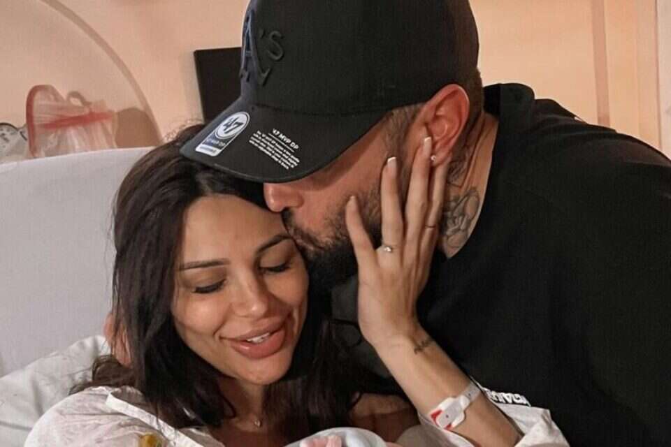 חושף באומץ. נתנאל רודניצקי ובת זוגו יאנה , אינסטגרם