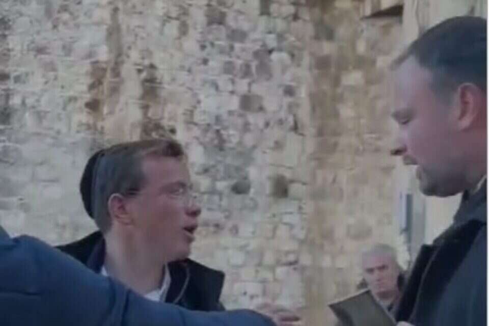 צעירים חרדים תוקפים כומר בירושלים  , השימוש נעשה לפי סעיף 27א לחוק זכויות יוצרים
