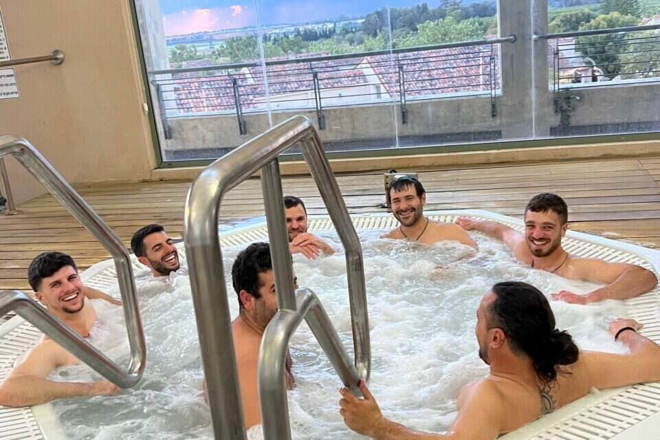 המילואימניקים בג'קוזי באחוזת רובינשטיין , ללא