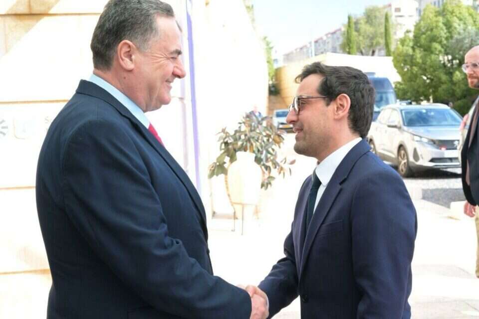 רוצים הוכחות להגעת התרופות לחטופים. השר כ"ץ ומקבילו הצרפתי , שלומי אמסלם, משרד החוץ