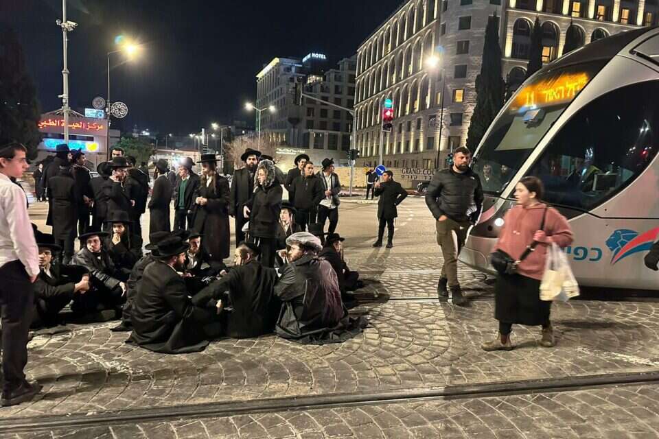 חרדים חוסמים את נתיבי הרכבת הקלה בירושלים , דוברות המשטרה