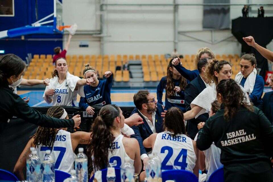 נבחרת ישראל והמאמן שרון דרוקר. האיריות לא נתנו כבוד  , Renars Koris