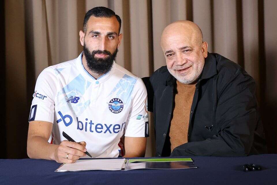 חוסה רודריגס בעת החתימה על החוזה בטורקיה , אנדה דמירספור