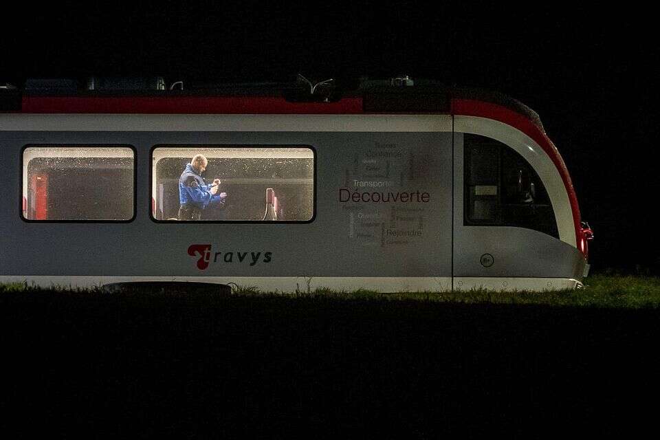 שוטר שוויצרי בוחן את הרכבת בה הוחזקו בני ערובה על ידי חוטף ממוצא איראני , אי.אף.פי