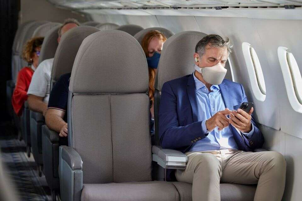 איש עם מסכת Skyted במטוס , Skyted
