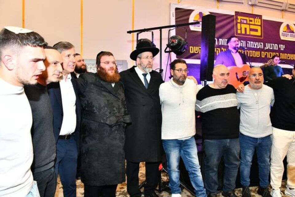 משפחות השכול בסוף השבוע. במרכז התמונה: הרב לאו ומנדי קעניג , נפתלי לרר