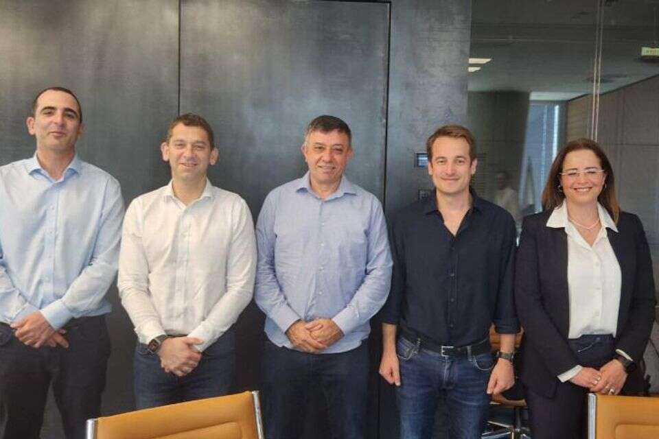 תמונה מהחתימה. מימין לשמאל: דגנית קרמר משנה למנכ"ל פרטנר, אילן לדרר מנהל Partner Power, אבי גבאי מנכ"ל פרטנר, גיורא אלמוגי מנכ"ל או.פי.סי אנרגיה, ערן אמויאל מנכ"ל או.פי.סי החזקות ישראל , יח"צ פרטנר