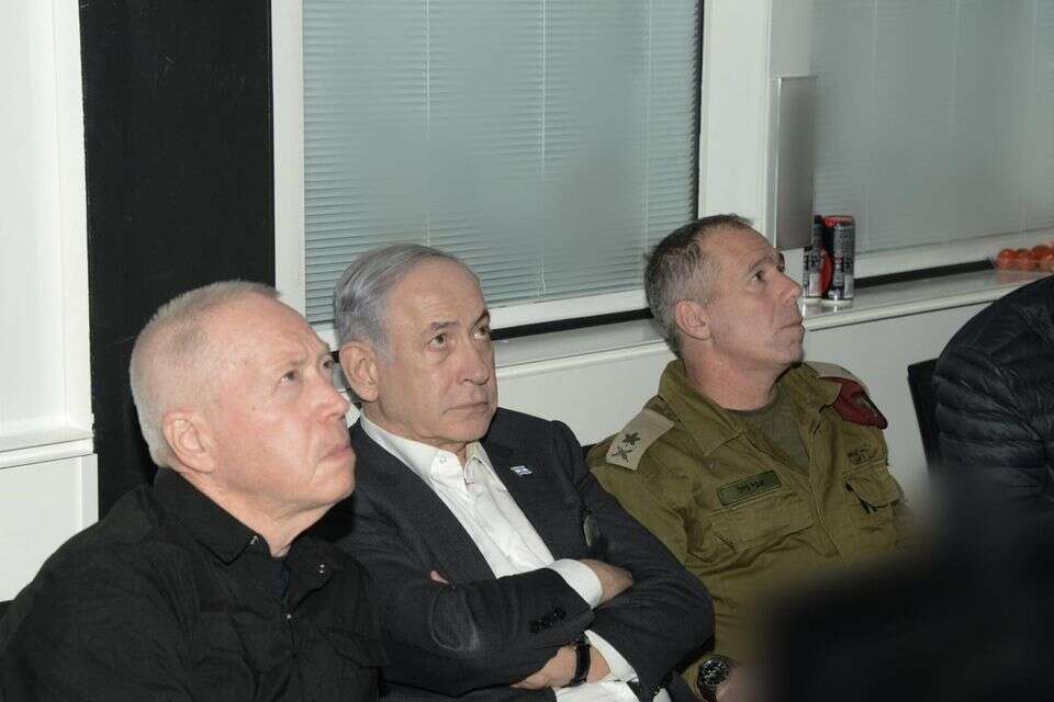 המזכיר הצבאי של נתניהו אבי גיל, רה"מ נתניהו ושר הביטחון גלנט בחמל השב"כ, הלילה , תקשורת שב״כ