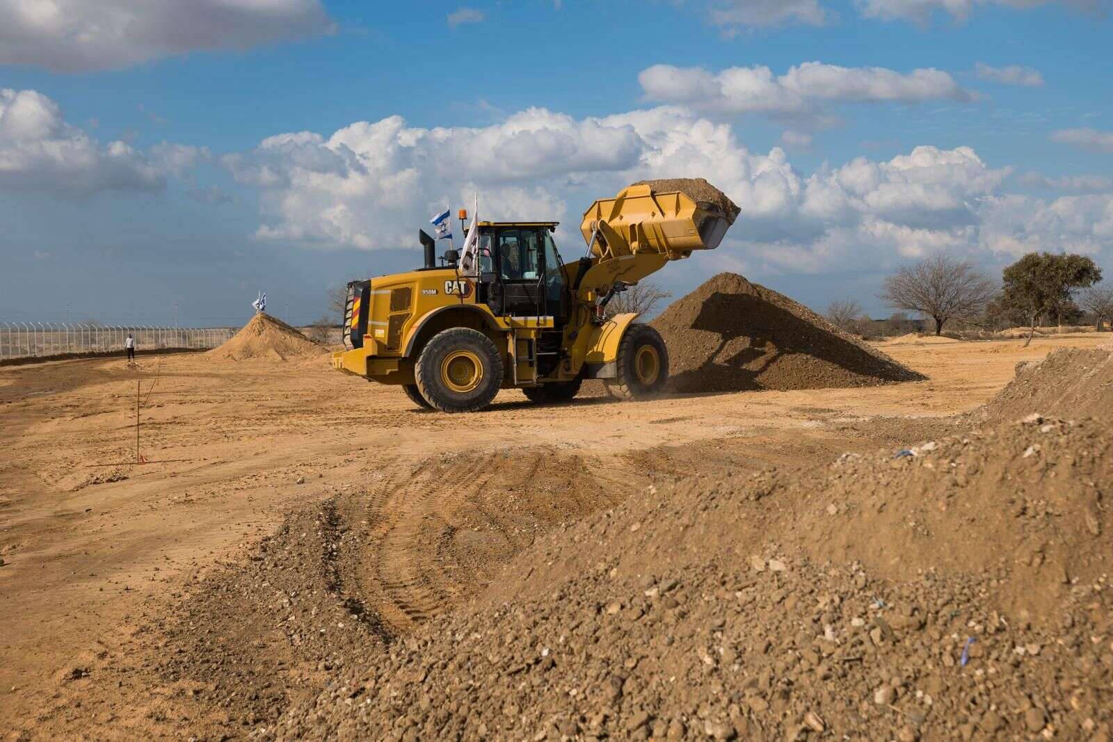 Les tracteurs commencent les travaux de construction du kibboutz temporaire Bari, Takuma