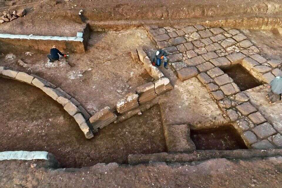 טביעת אצבע רומית. שרידי המחנה הצבאי שנחשפו , אמיל אלג'ם, רשות העתיקות