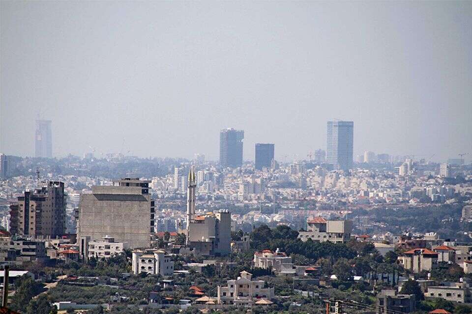 רעננה על רקע מסגדי קלקיליה , בועז העצני