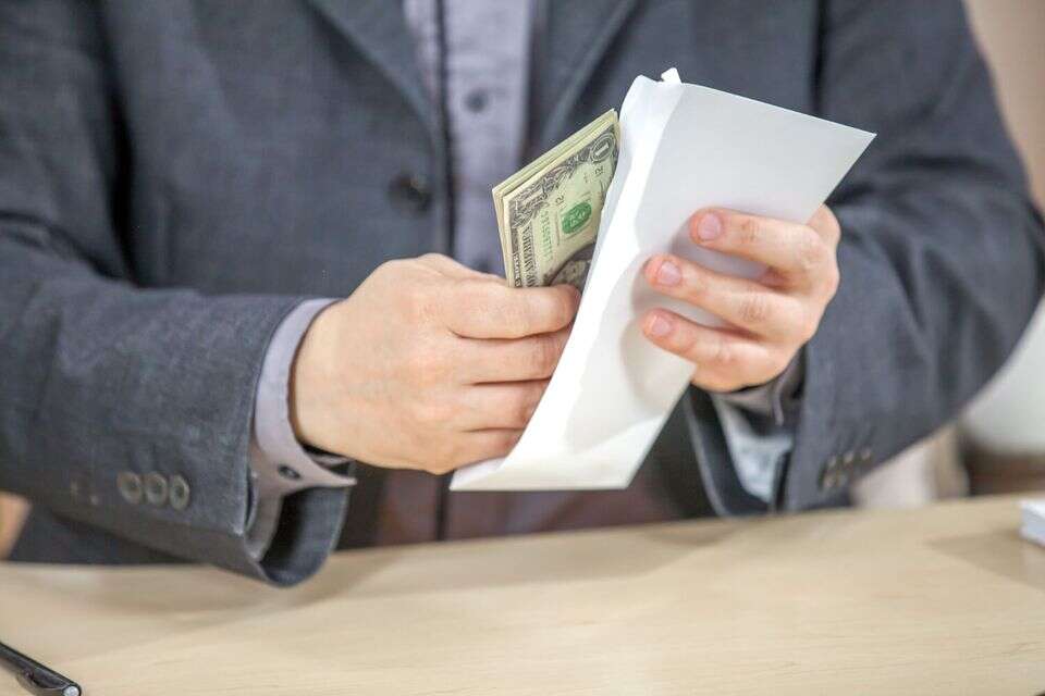 התחזה לנציג ביטוח והונה את לקוחותיו. אילוסטרציה , wirestock / Freepik
