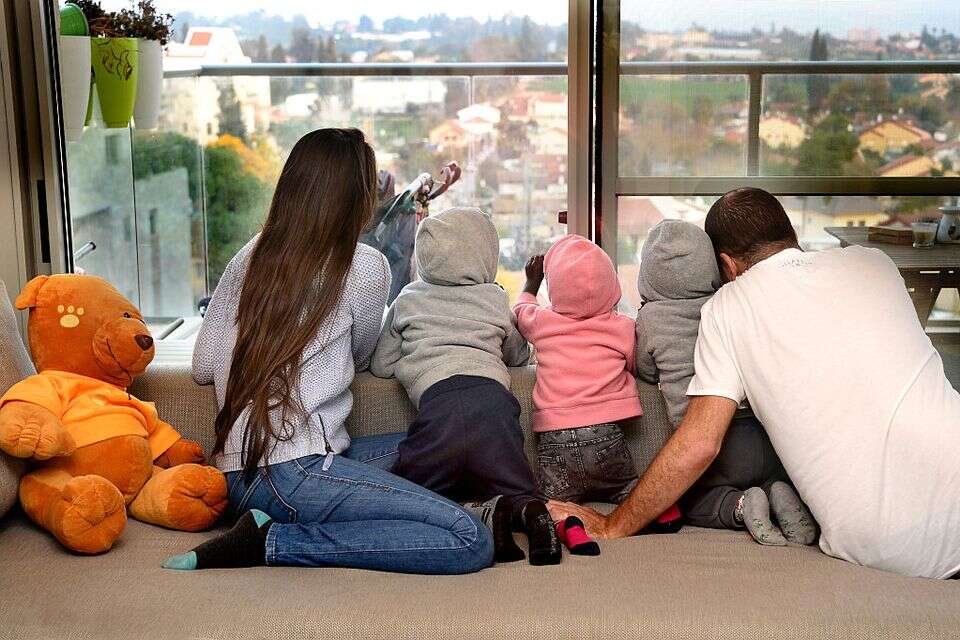 דיון סוער על אומנה בכנסת: הזנחה, ביורוקרטיה ונטישת צעירים מעל 18