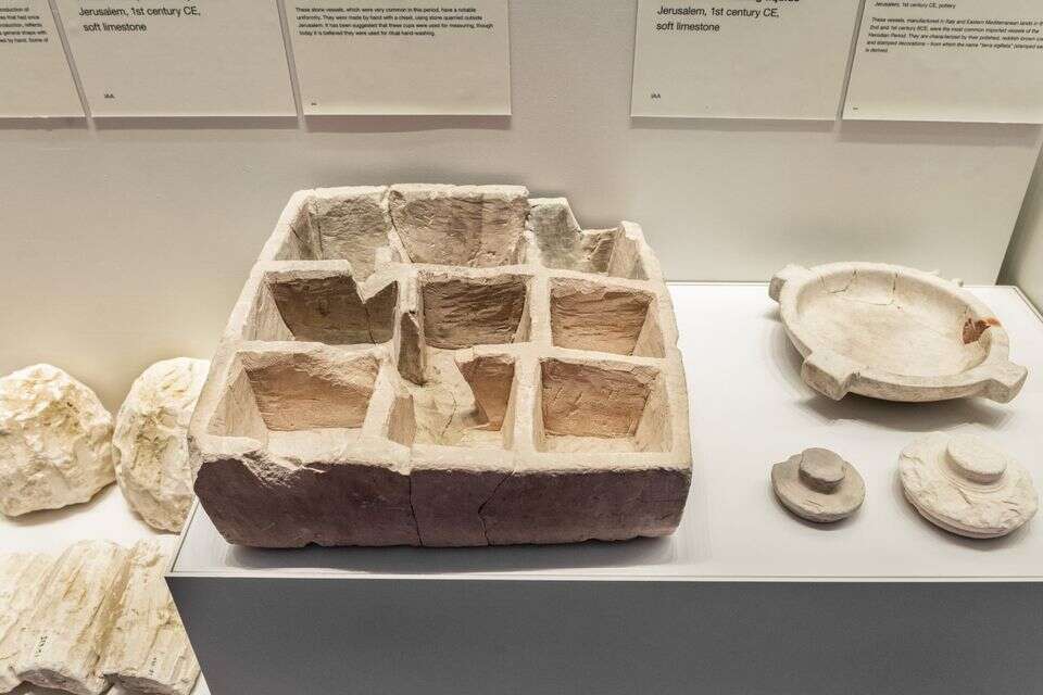 תיבת אבן חידתית ונדירה , זוהר שמש, מוזיאון ישראל, ירושלים