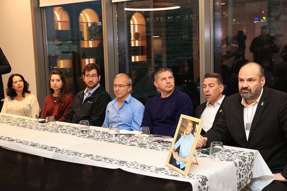 משפחתו של יובל קסטלמן ז"ל במסיבת העיתונאים , קוקו