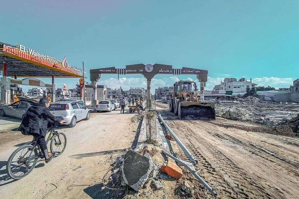 דחפורים של הרשות המקומית מפנים את הכניסה למחנה הפליטים אל-מוע'אזי , רשתות ערביות