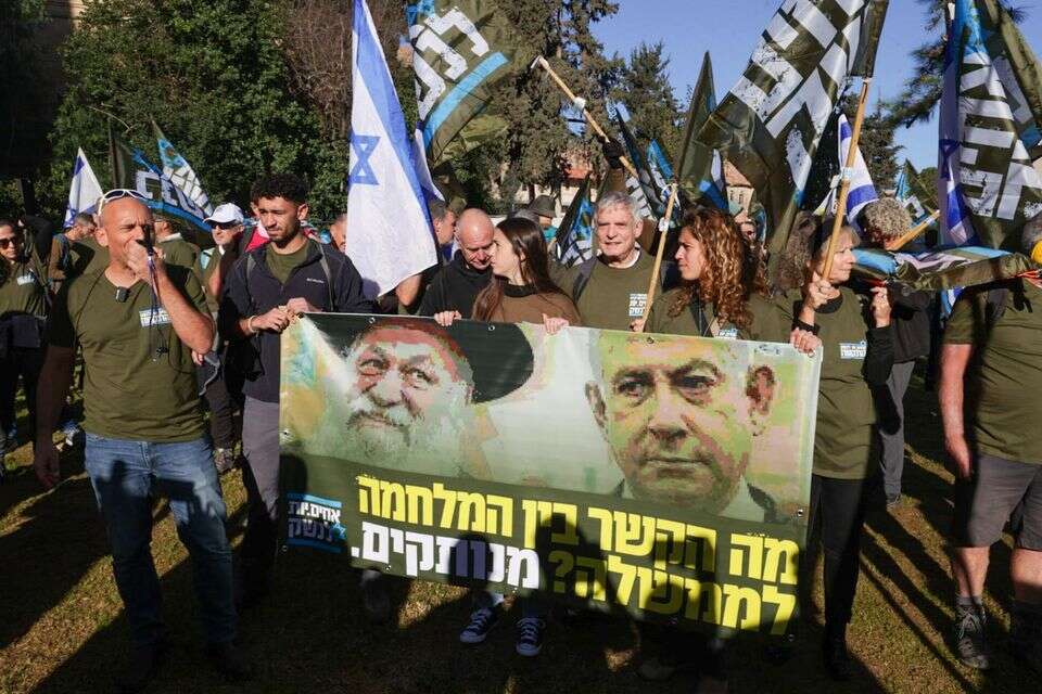 האחרונים שיכולים לבקר, הפגנת "אחים לנשק" מול בית השר גולדקנופף , אורן בן חקון