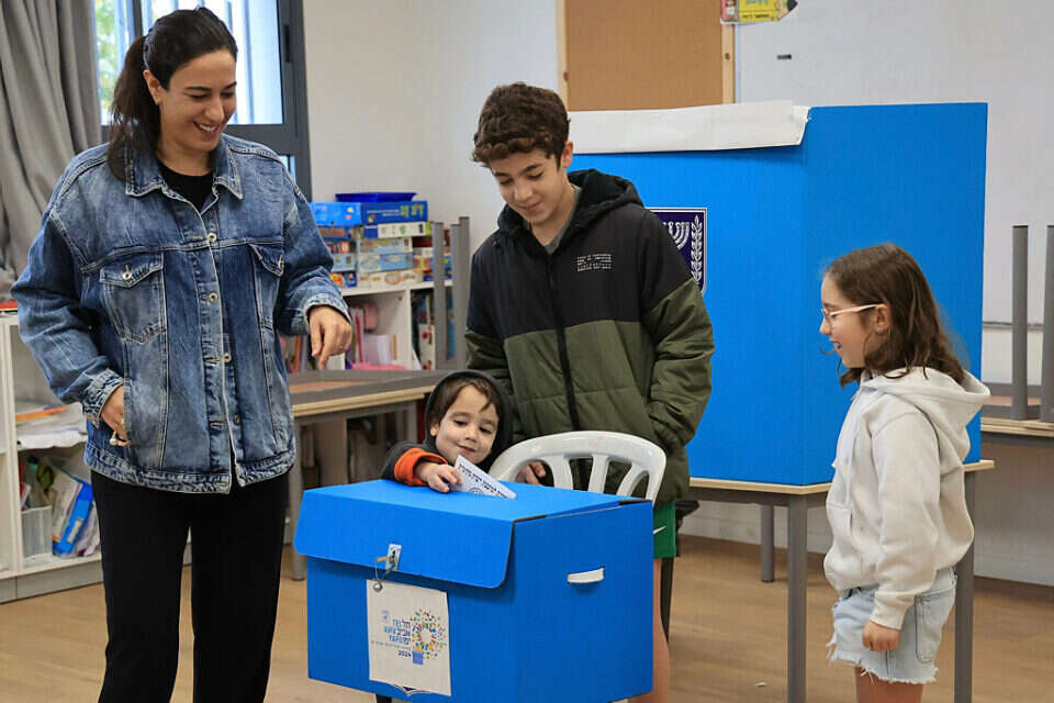 נפתחו הקלפיות , קוקו