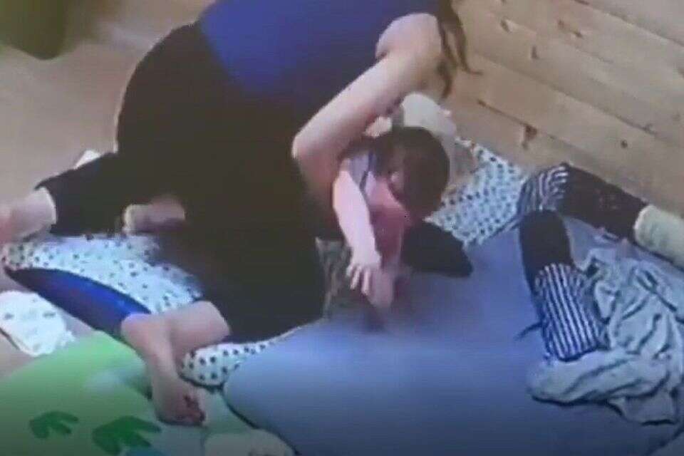 ההתעלולת שתועדה במצלמות האבטחה של "גן סיגל" , צילום מסך מתוך סרטון ההתעללות