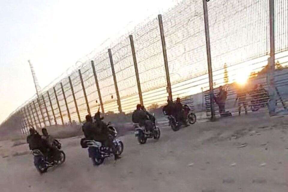 מחבלי חמאס חוצים את הגדר לישראל ב-7 לאוקטובר (ארכיון) , רויטרס