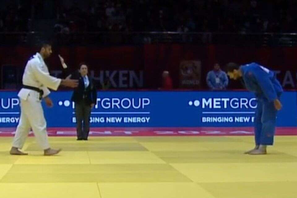 שגיא מוקי מחכה לשווא ללחיצת היד של המצרי , ללא