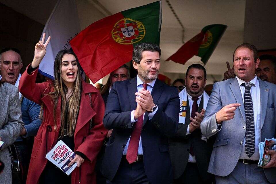 אנדרה ונטורה וחברי מפלגת "צ'גה" בכנס בחירות , איי.אף.פי