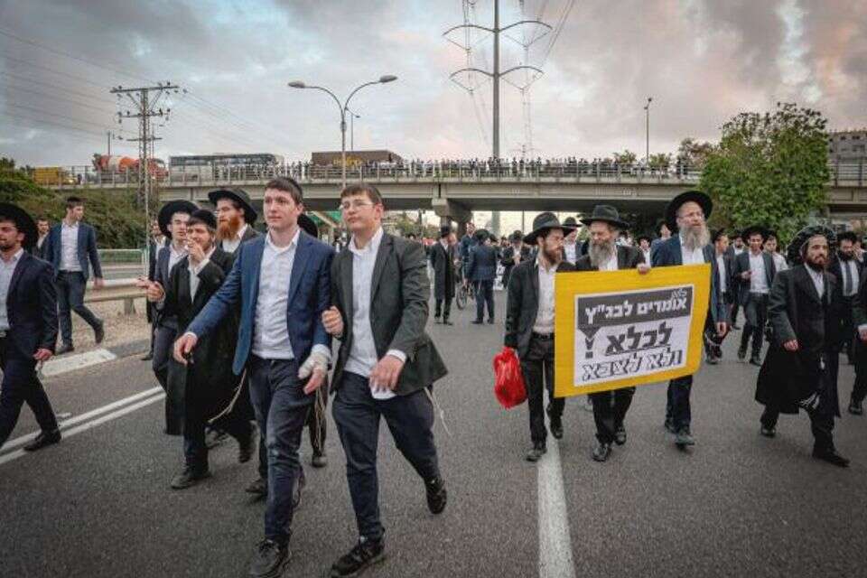 הפגנת חרדים מהפלג הירושלמי על רקע חוק הגיוס (ארכיון) , פלאש90