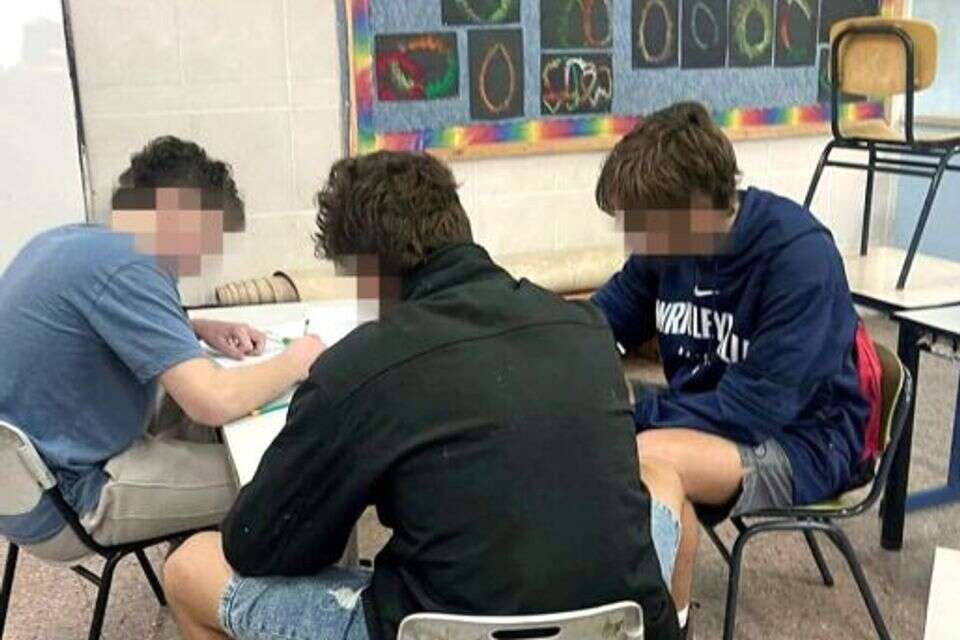תלמידי תיכון מפונים נאלצים ללמוד בבית ספר יסודי (למצולמים אין קשר לכתבה) , ללא