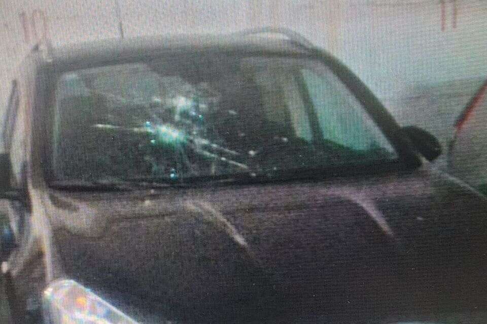 שמשת אחד הרכבים שניזוקו , ללא קרדיט