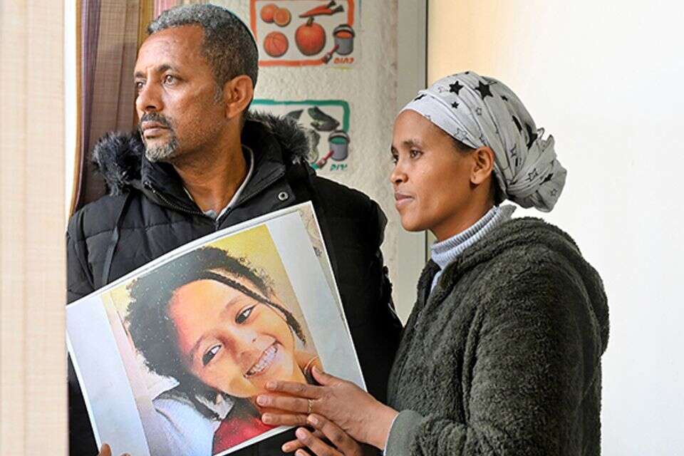 ההורים באנצ'י וטספאי קסאו עם תמונתה של היימנוט, ארכיון , אפרת אשל