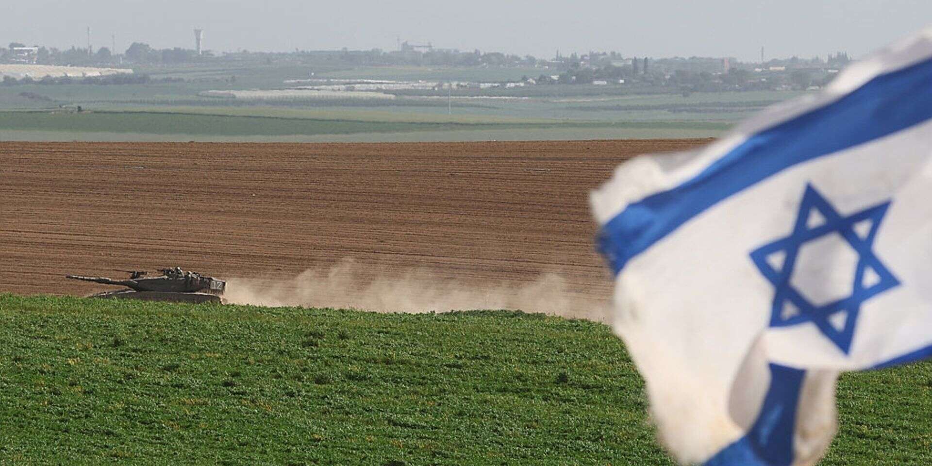 דגל ישראל על רקע טנק בעוטף עזה (ארכיון) , אי.פי.איי
