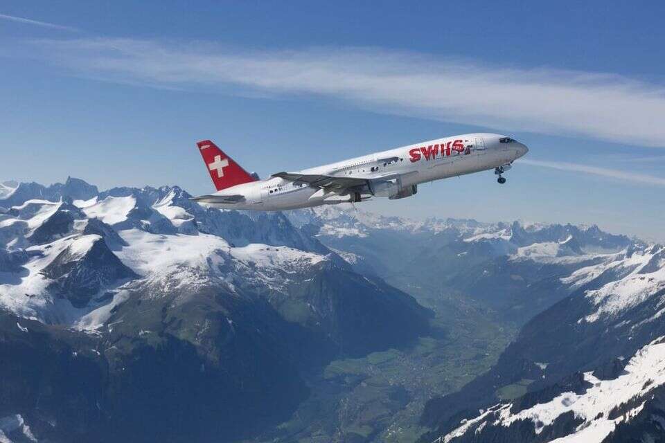 מטוס של Swiss טס מעל האלפים השווייצרים , מערכת feedy באמצעות הבינה המלאכותית Leonardo.Ai