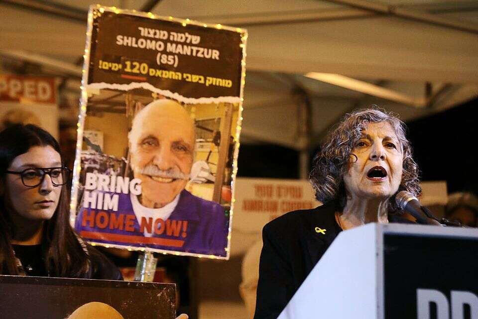 בני משפחתו של שלמה מנצור בעצרת החטופים , גדעון מרקוביץ'